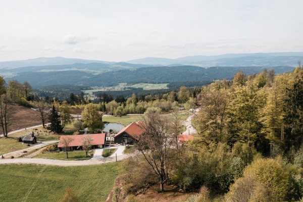 Gutsalm Harlachberg – Hochzeit mit Aussicht im Bayerischen Wald