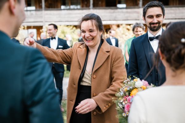 Herzliche Begrüßung bei der Hochzeit von Bettina und Jonas auf der Gutsalm Harlachberg