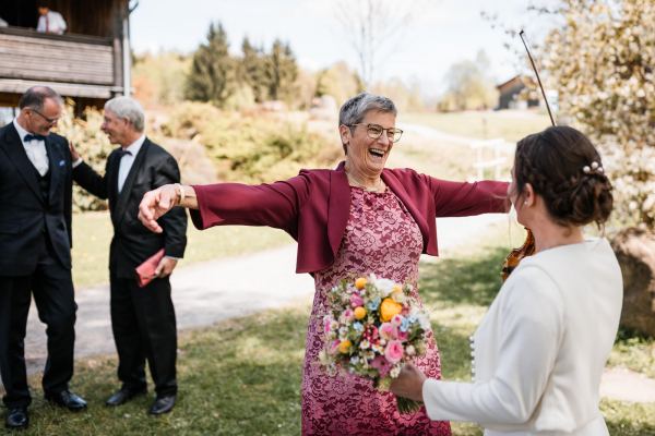 Herzliche Begrüßung bei der Hochzeit von Bettina und Jonas auf der Gutsalm Harlachberg