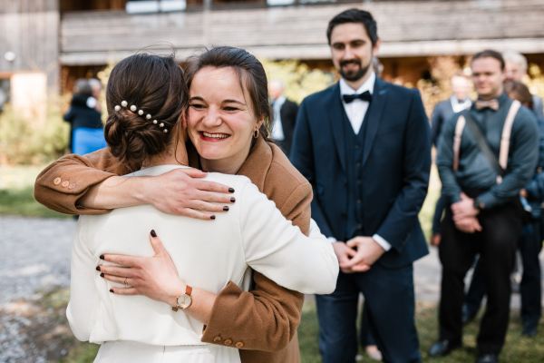 Herzliche Umarmung bei der Hochzeit von Bettina und Jonas auf der Gutsalm Harlachberg