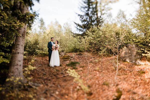 Hochzeit von Bettina und Jonas auf der Gutsalm Harlachberg – Freie Trauung im Wald