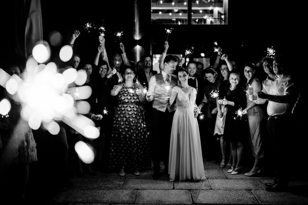 Hochzeit von Bettina und Jonas auf der Gutsalm Harlachberg – Wunderkerzenmoment