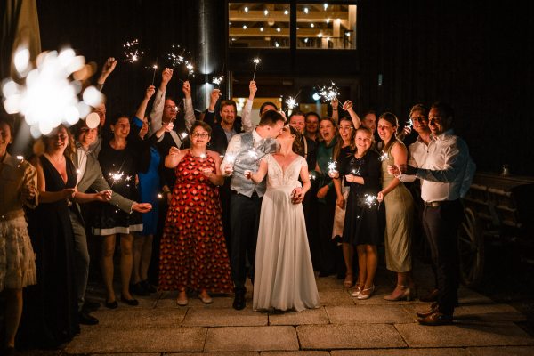 Hochzeit von Bettina und Jonas auf der Gutsalm Harlachberg mit Wunderkerzen