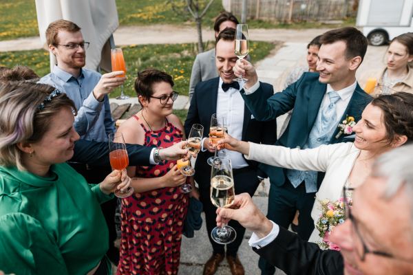 Hochzeitsanstoßen von Bettina und Jonas auf der Gutsalm Harlachberg