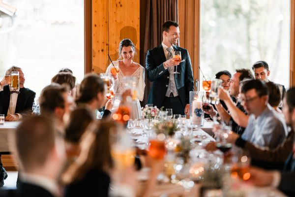 Hochzeitsfeier von Bettina und Jonas auf der Gutsalm Harlachberg – gemeinsames Anstoßen