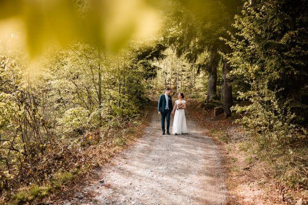 Hochzeitsspaziergang von Bettina und Jonas auf der Gutsalm Harlachberg