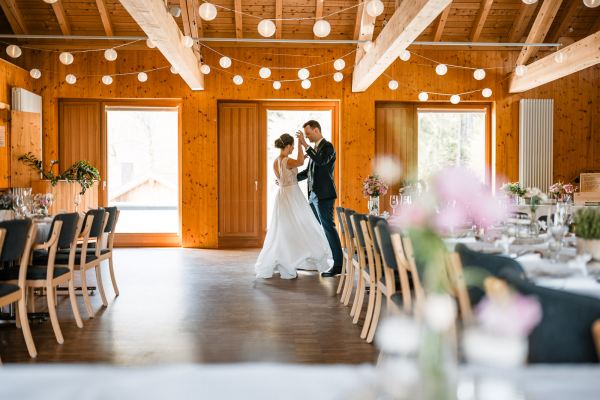 Hochzeitstanz von Bettina und Jonas auf der Gutsalm Harlachberg