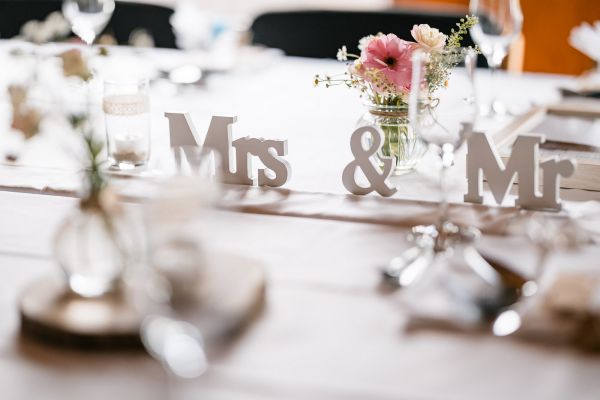 Hochzeitstisch-Dekoration mit 'Mrs & Mr' auf der Gutsalm Harlachberg