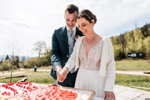 Hochzeitstorte anschneiden auf der Gutsalm Harlachberg – Bettina und Jonas
