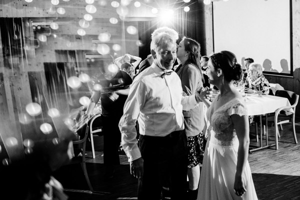 Tanz von Braut und Bräutigam auf der Hochzeit von Bettina und Jonas auf der Gutsalm Harlachberg