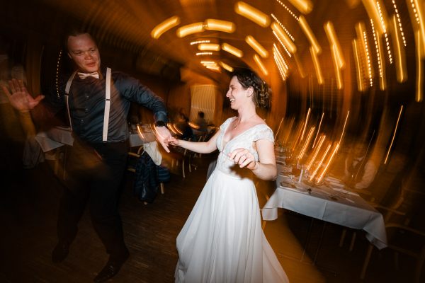Tanzendes Brautpaar bei der Hochzeit auf der Gutsalm Harlachberg