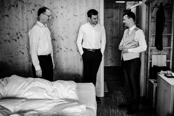 Vorbereitungen des Bräutigams auf der Gutsalm Harlachberg