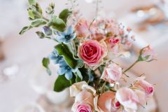 Blumenarrangement zur Hochzeit auf der Gutsalm Harlachberg