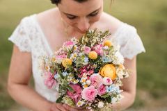 Braut mit Brautstrauß bei der Hochzeit auf der Gutsalm Harlachberg
