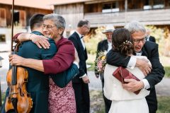 Herzliche Umarmungen bei der Hochzeit von Bettina und Jonas auf der Gutsalm Harlachberg