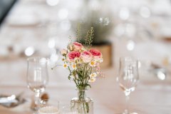 Hochzeitstisch-Dekoration auf der Gutsalm Harlachberg