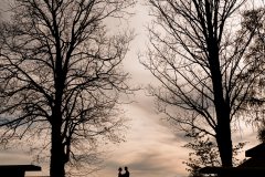 Romantische Silhouette des Brautpaares auf der Gutsalm Harlachberg bei Sonnenuntergang