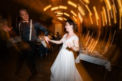 Tanzendes Brautpaar bei der Hochzeit auf der Gutsalm Harlachberg