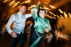 Tanzendes Paar auf der Hochzeit von Bettina und Jonas auf der Gutsalm Harlachberg