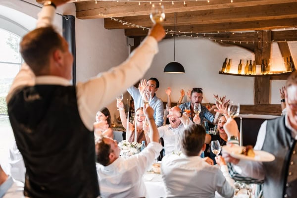 Ausgelassene Hochzeitsfeier im Birnauer Oberhof am Bodensee