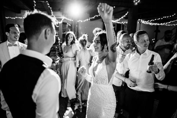 Ausgelassene Tanzszene auf der Hochzeitsfeier von Marie und Steve