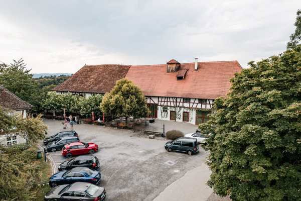 Birnauer Oberhof in Überlingen mit Parkplatz und ländlicher Umgebung