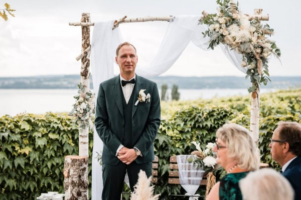 Bräutigam wartet bei der freien Trauung im Birnauer Oberhof