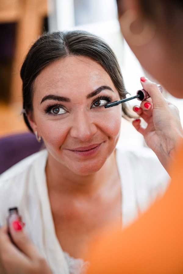 Braut beim Getting Ready im BadHotel Überlingen