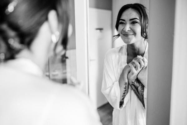 Braut beim Getting Ready im BadHotel Überlingen