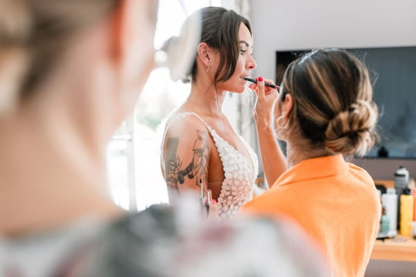 Braut beim Getting Ready im BadHotel Überlingen