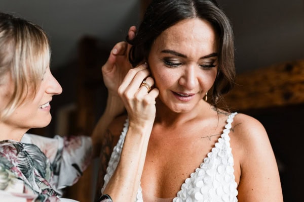 Braut beim Getting Ready im BadHotel Überlingen