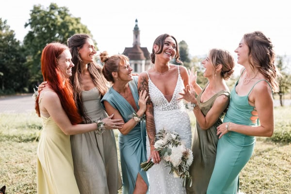 Braut mit Freundinnen bei der Hochzeit am Bodensee