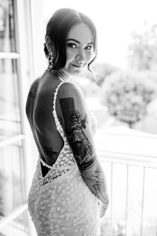 Braut mit Tattoos beim Getting Ready im BadHotel Überlingen