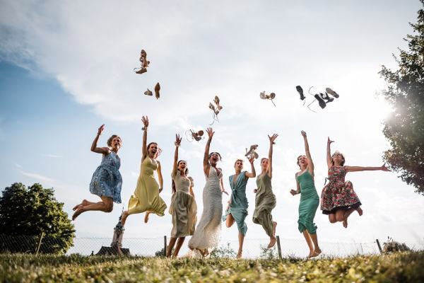 Braut und Brautjungfern springen und werfen Schuhe bei Hochzeit am Bodensee