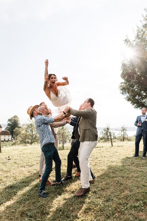 Braut wird bei Hochzeit am Bodensee in die Luft geworfen