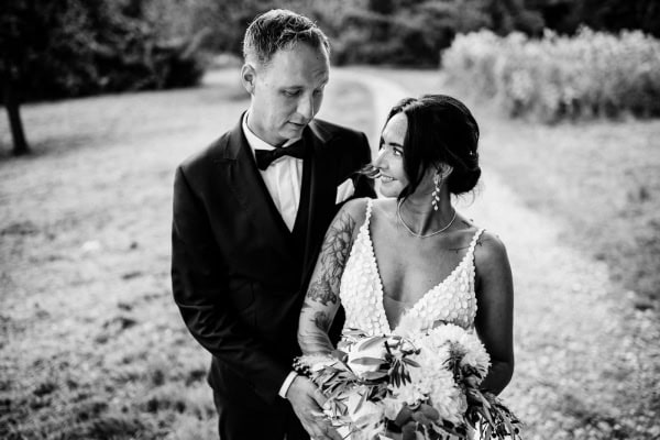 Brautpaar am Hochzeitstag auf ländlichem Weg