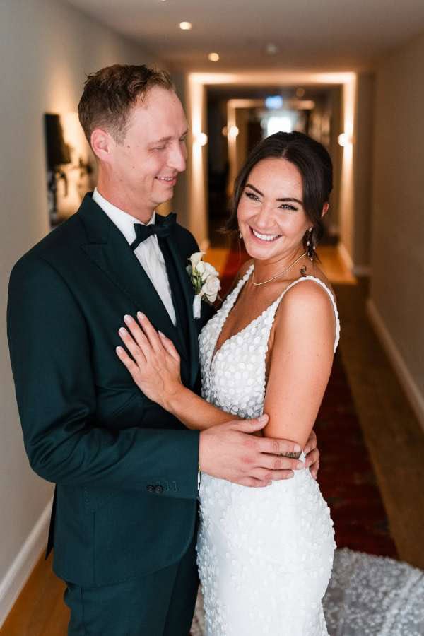 Brautpaar beim Getting Ready im BadHotel Überlingen