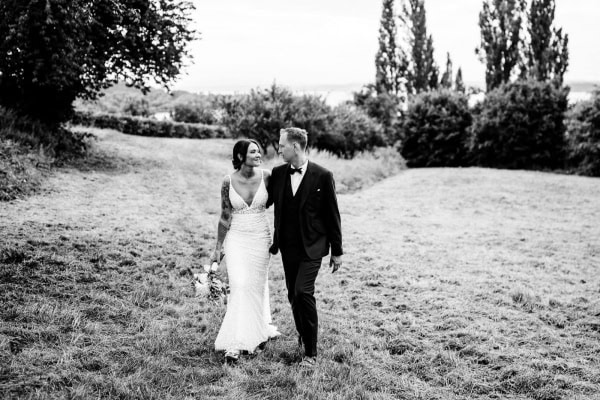 Brautpaar beim Spaziergang auf der Wiese am Birnauer Oberhof