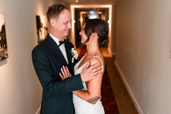 Brautpaar im Hotelflur beim Getting Ready