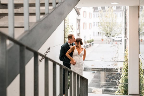 Brautpaar im Treppenhaus des BadHotel Überlingen