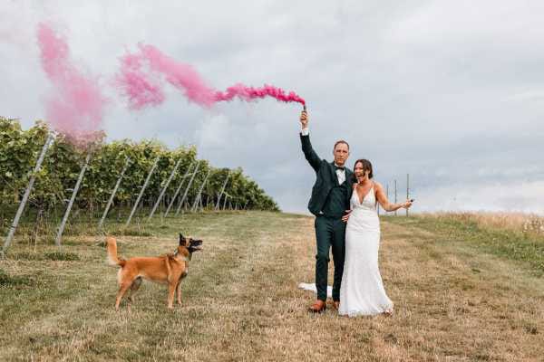 Brautpaar mit Rauchfackel und Hund im Weinberg am Bodensee