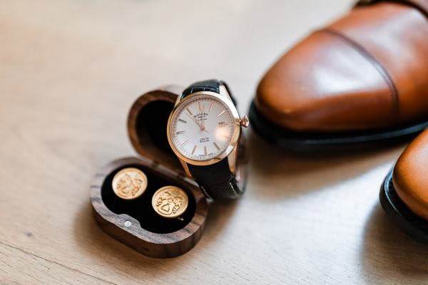 Elegante Accessoires und Schuhe auf Holztisch