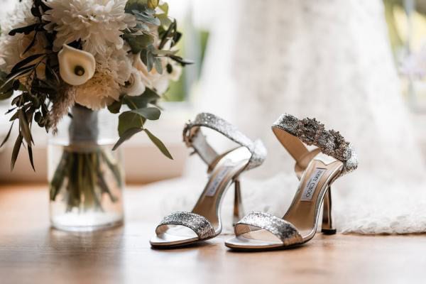 Elegante Hochzeitschuhe und Blumen beim Getting-Ready