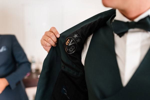 Elegante Kleidung mit Logo-Detail