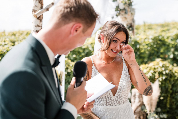 Emotionale Trauung im Birnauer Oberhof: Die Braut wird von den Worten des Bräutigams gerührt