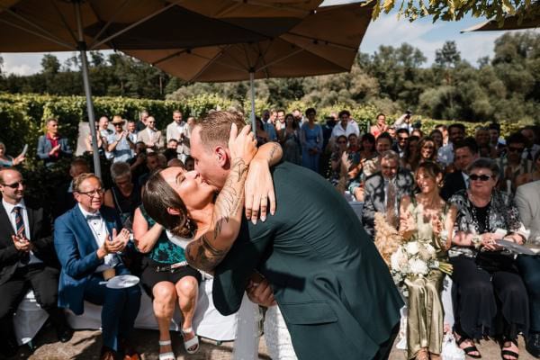 Emotionaler Kuss bei der freien Trauung von Marie und Steve am Bodensee
