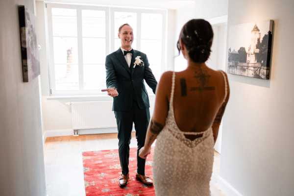 Emotionales First Look beim Getting Ready im BadHotel Überlingen