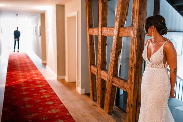 Erster Blick der Braut auf den Bräutigam im Hotelflur