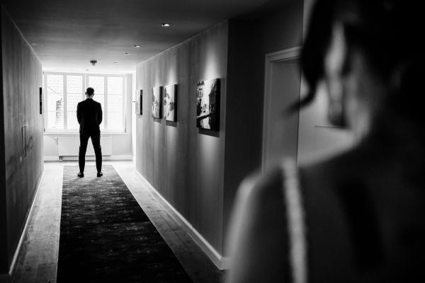 Erster Blick im Hotelflur vor der Trauung