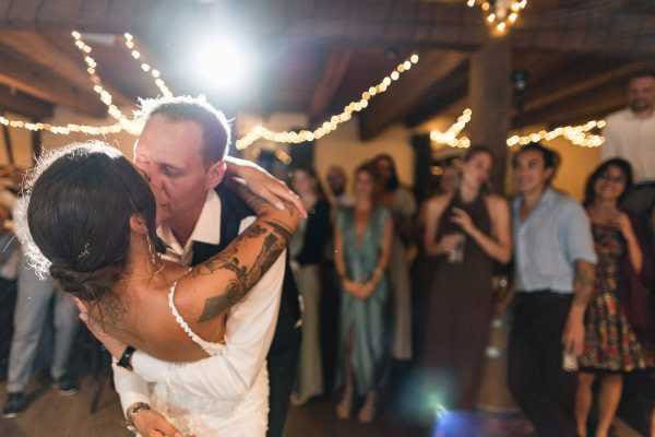 Erster Kuss auf der Tanzfläche bei der Hochzeit von Marie und Steve
